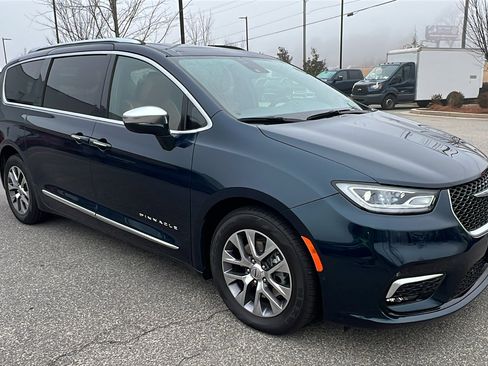 Used 2024 Chrysler Pacifica Pinnacle image 5