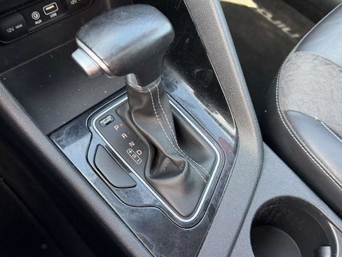 Used 2017 Kia Niro EX FWD image 26