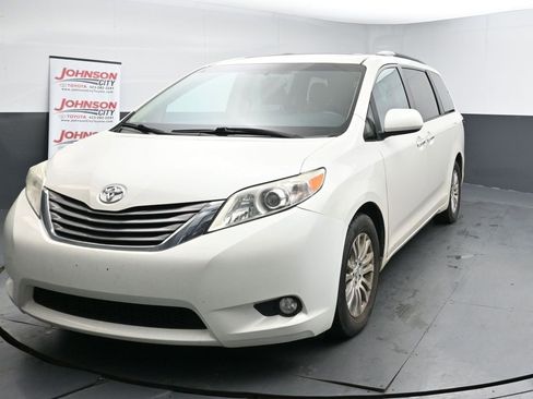 Used 2017 Toyota Sienna XLE image 4