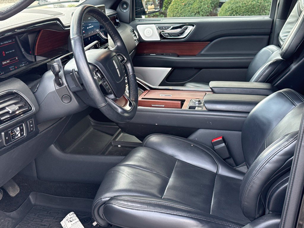 Used 2023 Lincoln Navigator Reserve AWD/4WD image 3