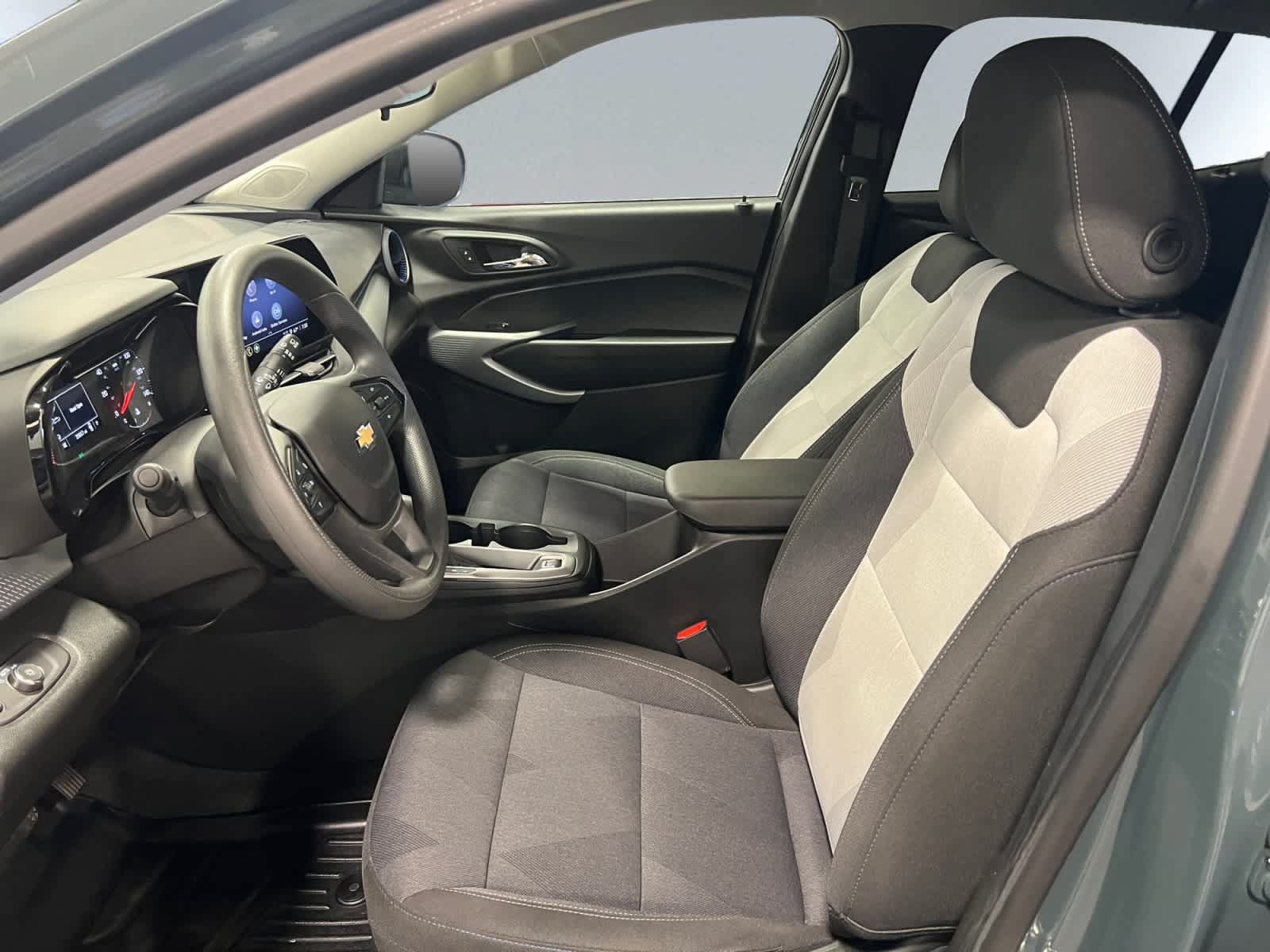 Used 2025 Chevrolet Trax LS FWD image 11