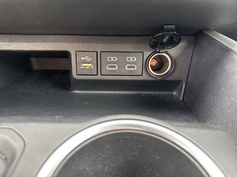 Used 2023 Toyota Highlander XLE image 25