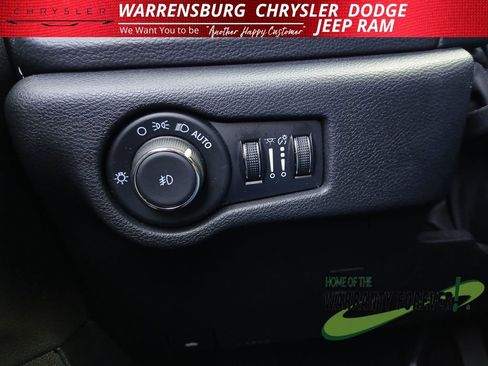 Used 2025 Chrysler Pacifica Limited image 32