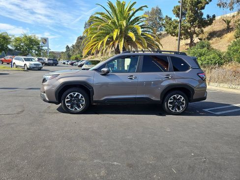 Certified 2025 Subaru Forester Premium AWD/4WD image 4