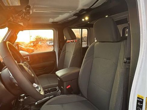 Used 2025 Jeep Wrangler Unlimited Sahara w/ Safety Group AWD/4WD image 29