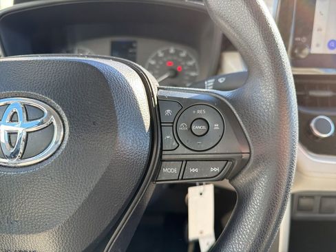 Used 2025 Toyota Corolla Cross L image 26