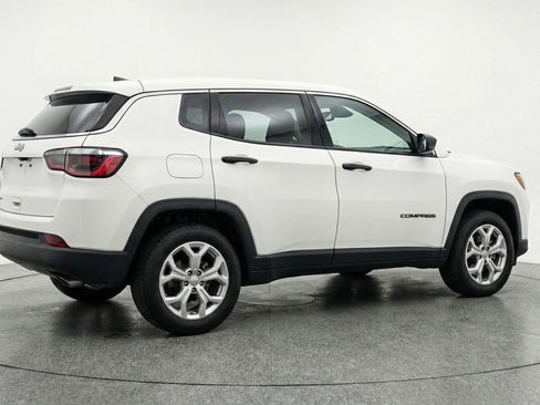 Used 2025 Jeep Compass Latitude AWD/4WD image 9