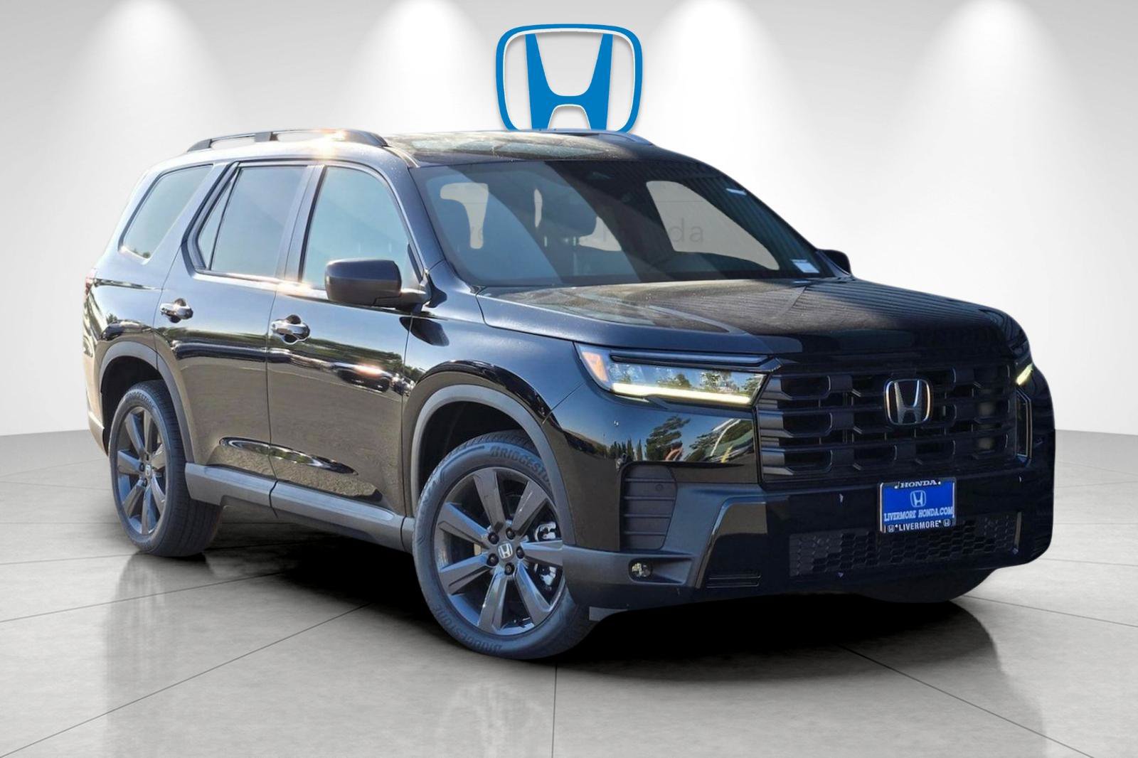 New 2026 Honda Pilot Sport image 3