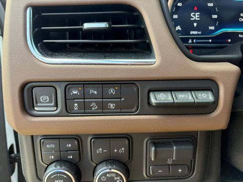 Used 2023 Chevrolet Tahoe High Country AWD/4WD image 13
