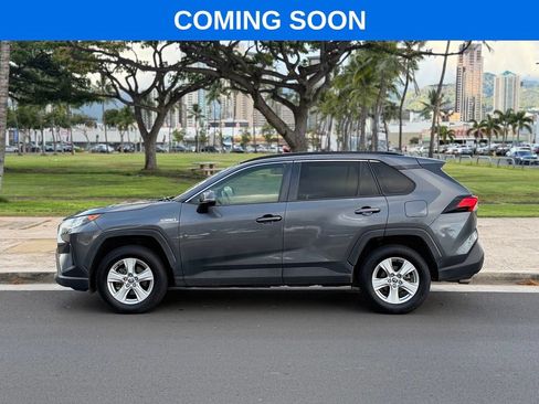Used 2021 Toyota RAV4 LE AWD/4WD image 2