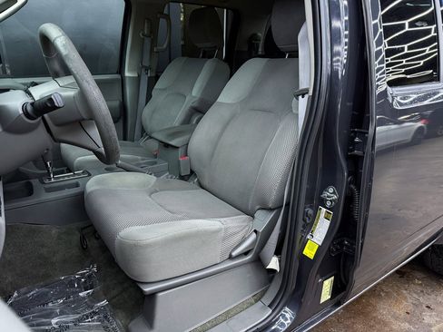 Used 2010 Nissan Frontier SE image 17