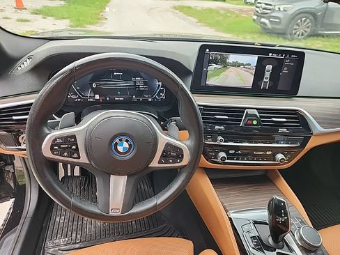 Used 2023 BMW 530e w/ M Sport Package RWD image 4
