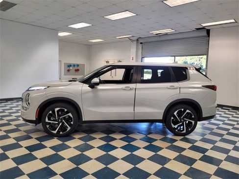 Used 2024 Mitsubishi Outlander SE Black Edition image 4