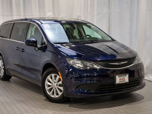 Used 2017 Chrysler Pacifica Touring image 1