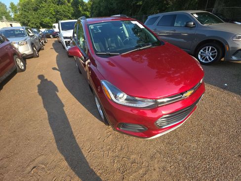 Used 2022 Chevrolet Trax LT w/ LT Convenience Package FWD image 4