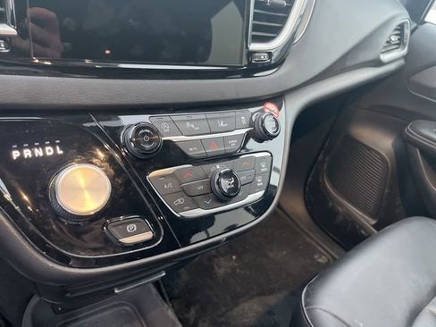 Used 2025 Chrysler Pacifica Select image 14