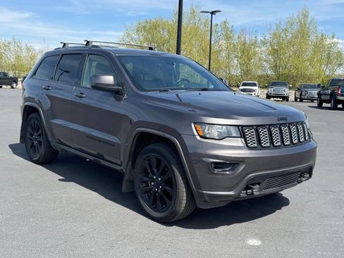 Used 2018 Jeep Grand Cherokee Laredo AWD/4WD image 9