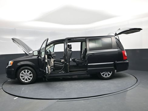 Used 2015 Chrysler Town & Country Touring image 20