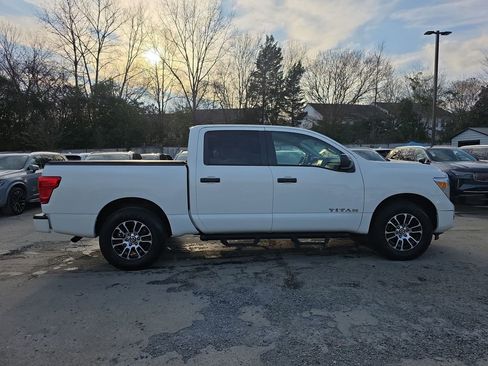 Used 2022 Nissan Titan SV image 5