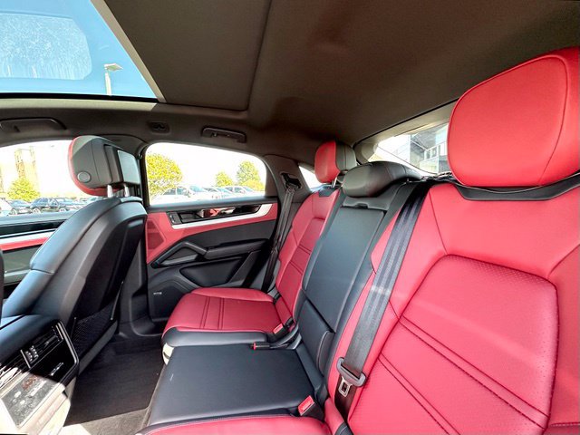 Used 2024 Porsche Cayenne Coupe AWD/4WD image 28