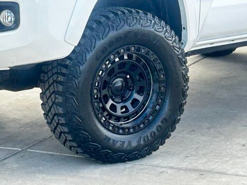 Used 2018 Toyota Tacoma TRD Sport image 4