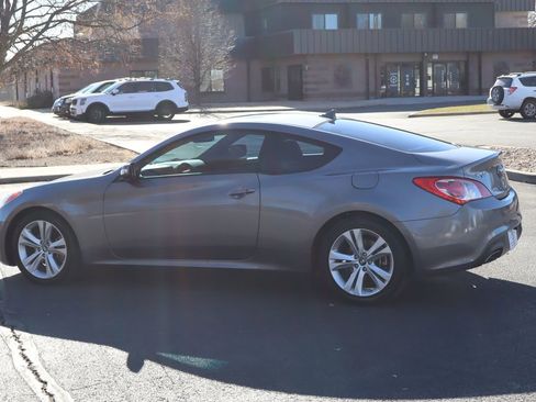 Used 2010 Hyundai Genesis 3.8 image 9
