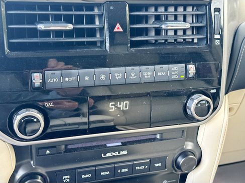 Used 2023 Lexus GX 460 Premium w/ Premium Package image 16