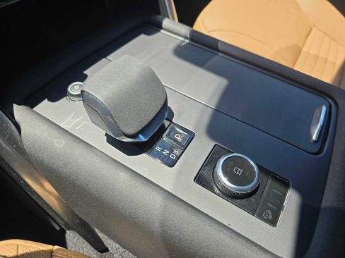 Certified 2025 Land Rover Discovery Dynamic SE image 32