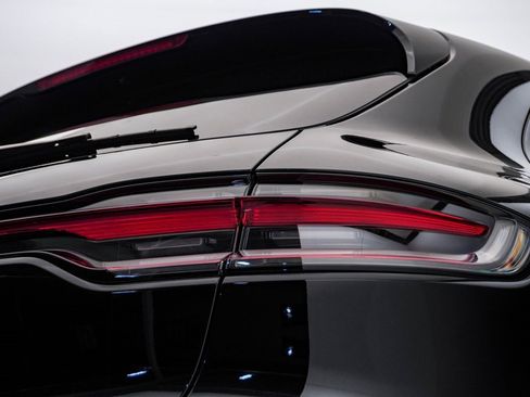 Certified 2025 Porsche Macan image 13