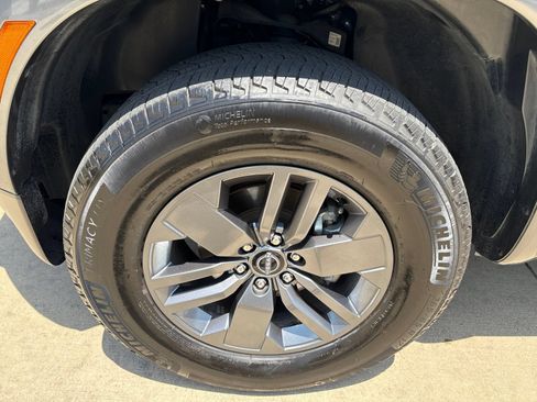 Used 2025 Nissan Frontier SV RWD image 10