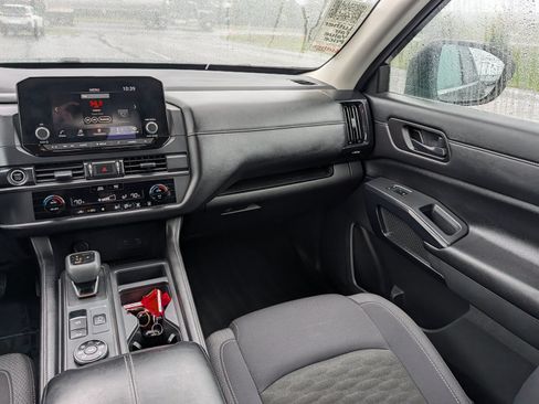 Used 2024 Nissan Pathfinder S AWD/4WD image 11