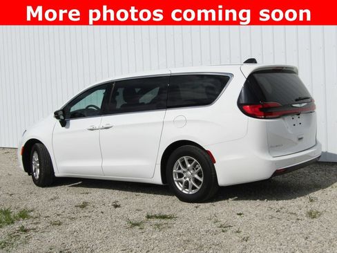 Used 2026 Chrysler Pacifica Select FWD image 5