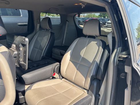 Used 2019 Kia Sedona EX FWD image 4