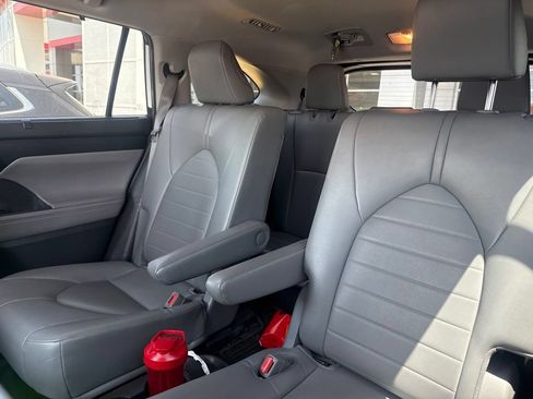 Used 2022 Toyota Highlander XLE AWD/4WD image 8