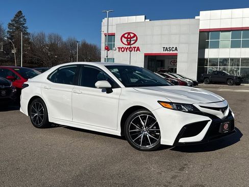 Used 2021 Toyota Camry SE image 1