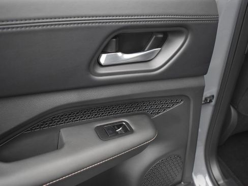 Used 2023 Nissan Ariya AWD image 15