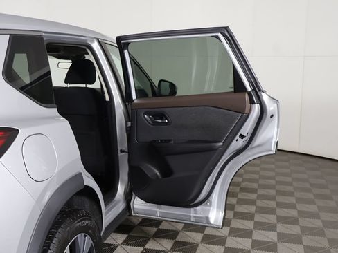 Used 2022 Nissan Rogue SV AWD/4WD image 19