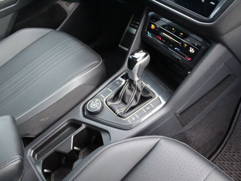 Used 2024 Volkswagen Tiguan SE R-Line image 21