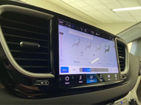 Used 2024 Chrysler Pacifica Touring-L FWD image 29