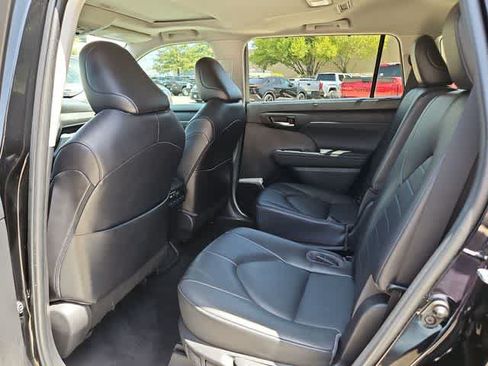 Used 2022 Toyota Highlander XLE FWD image 17