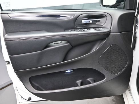 Used 2020 Dodge Grand Caravan SE image 12