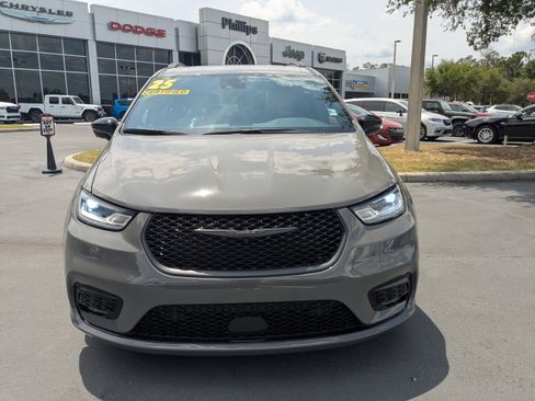 Used 2025 Chrysler Pacifica Premium FWD image 8