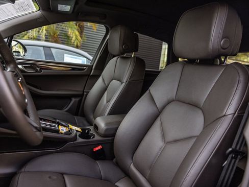 Certified 2025 Porsche Macan image 5