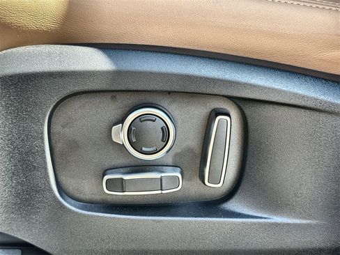 Used 2025 Land Rover Defender 130 X-Dynamic SE image 20