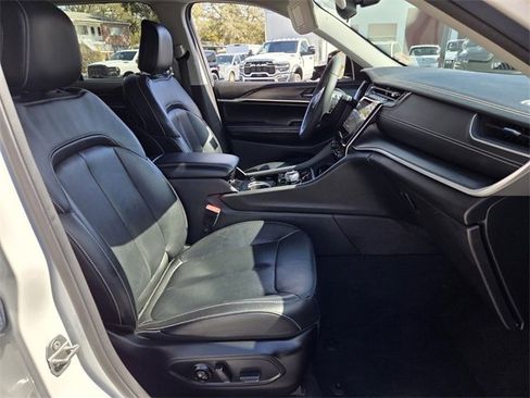 Used 2023 Jeep Grand Cherokee Limited w/ Black Appearance Package image 21