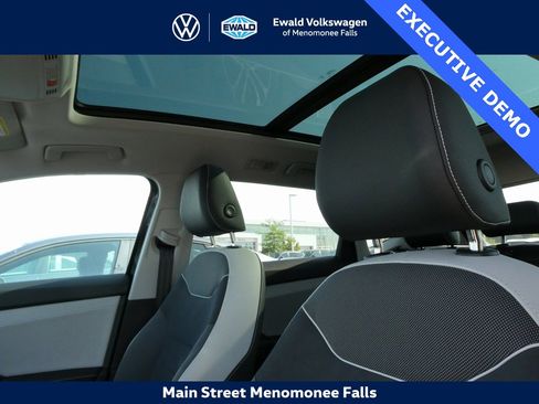 Certified 2025 Volkswagen Taos SE image 33