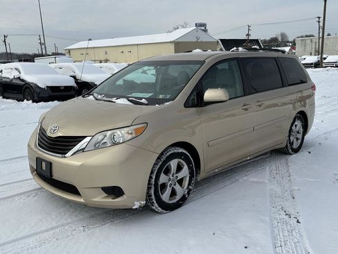 Used 2012 Toyota Sienna LE image 4