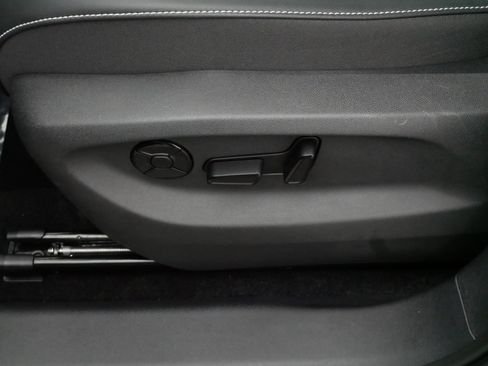 Certified 2025 Volkswagen Tiguan SE w/ Panoramic Sunroof Package AWD/4WD image 20