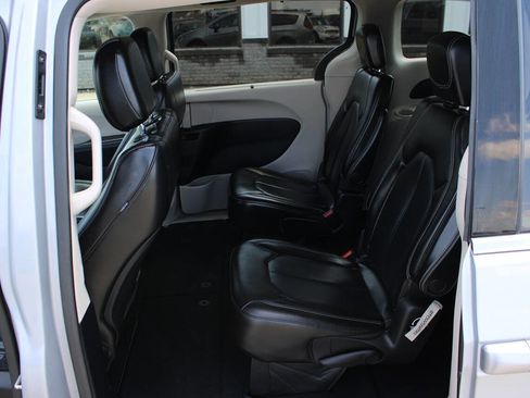 Used 2021 Chrysler Voyager Lxi image 10