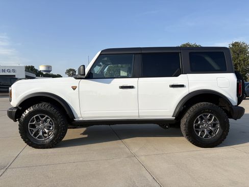 New 2025 Ford Bronco Badlands image 4